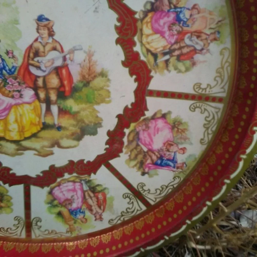 Beautiful Vintage Tin Tray - 12